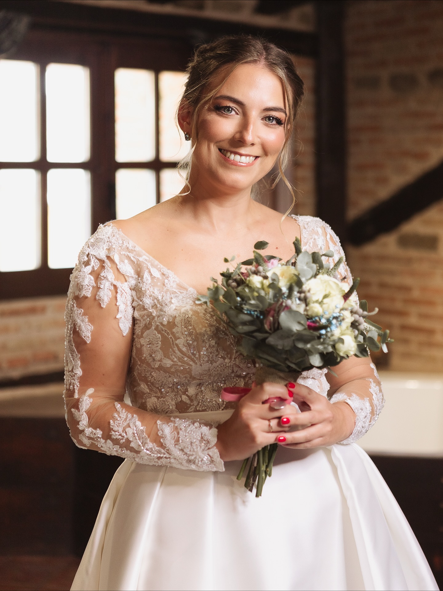 Novia sonriendo con maquillaje y peinado natural realizado por Claudia Wedding Beauty en Madrid
