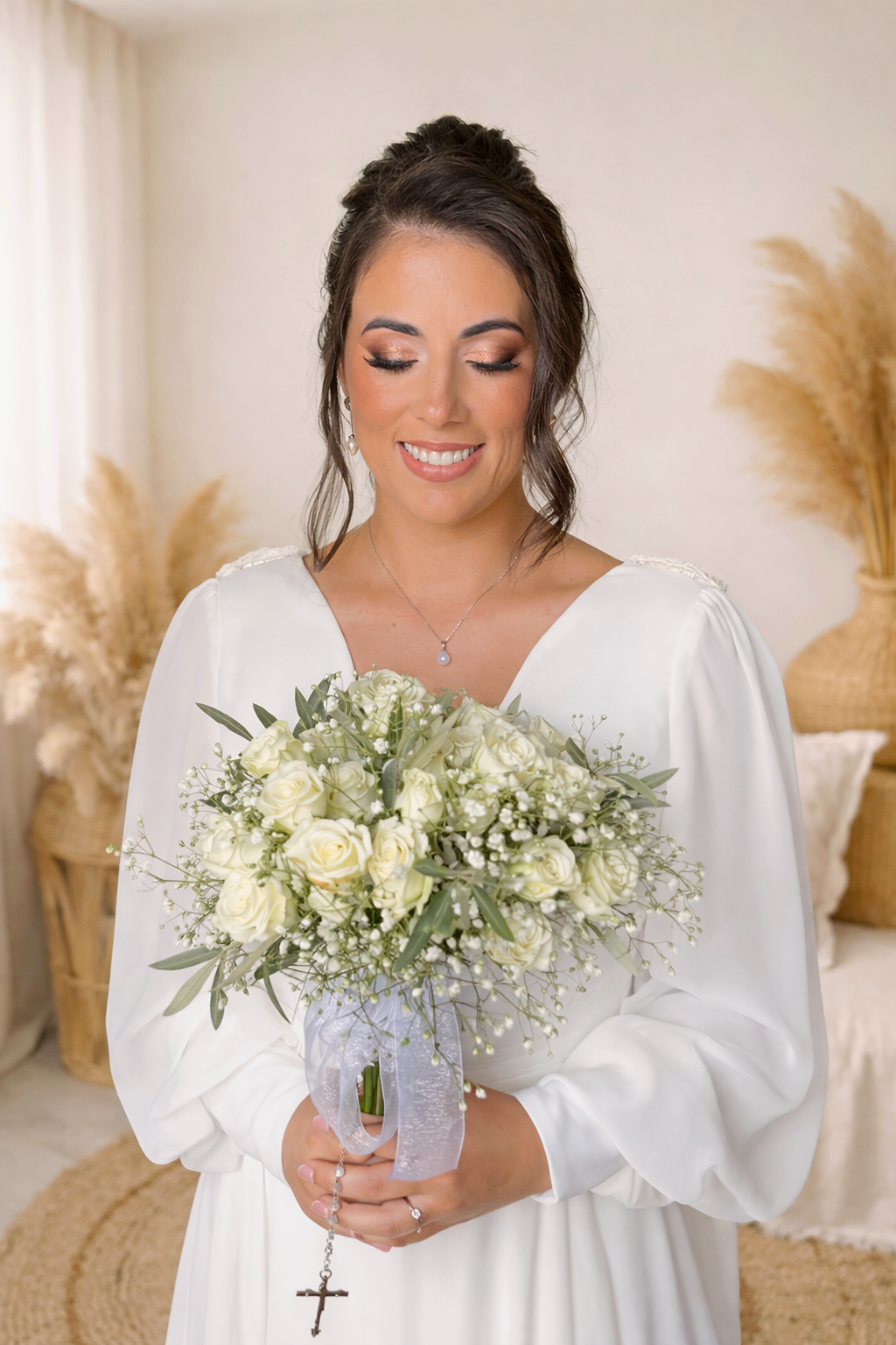 Novia con maquillaje elegante y peinado recogido realizado por Claudia Wedding Beauty