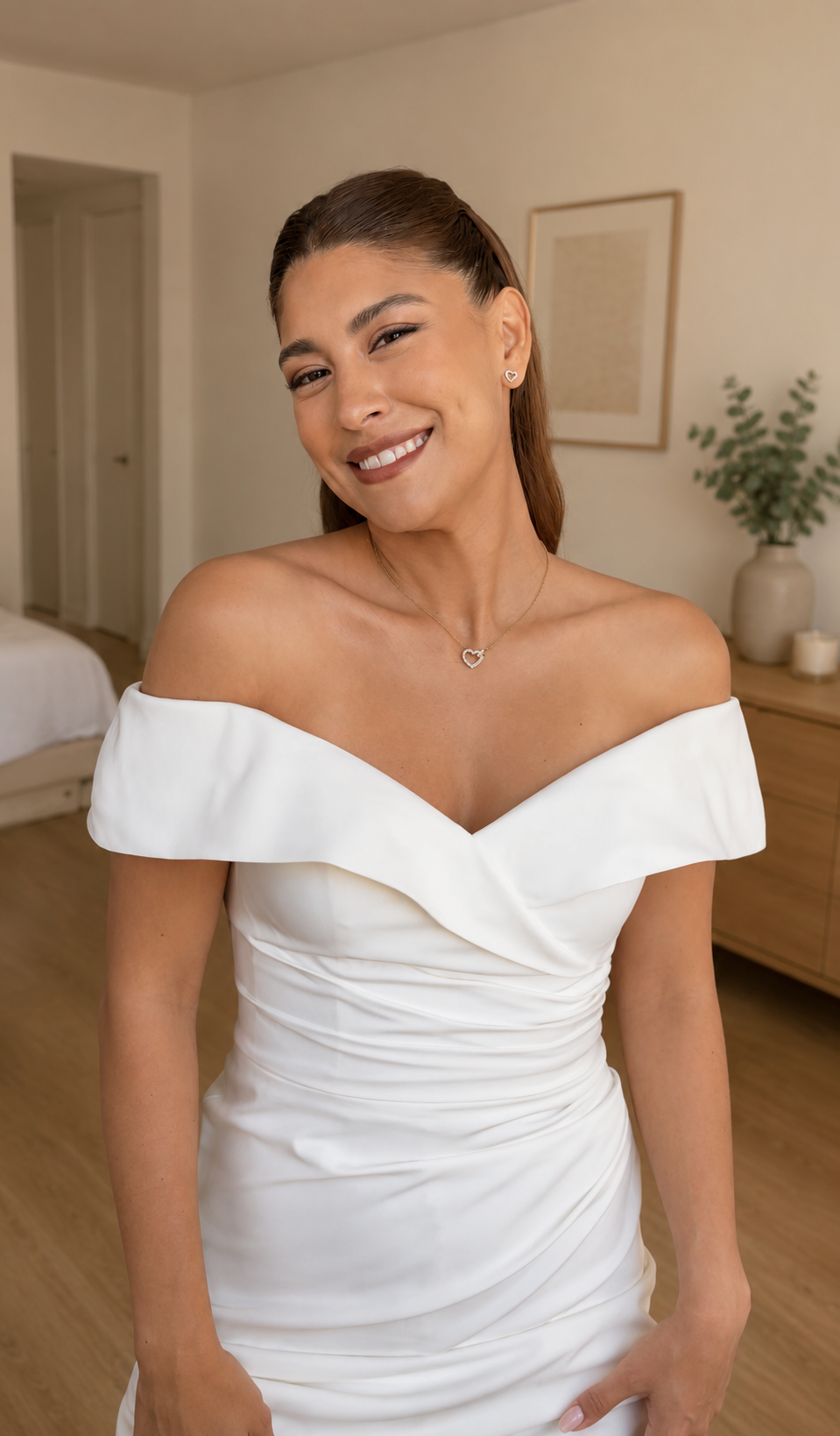 Novia con maquillaje natural y recogido bajo para boda