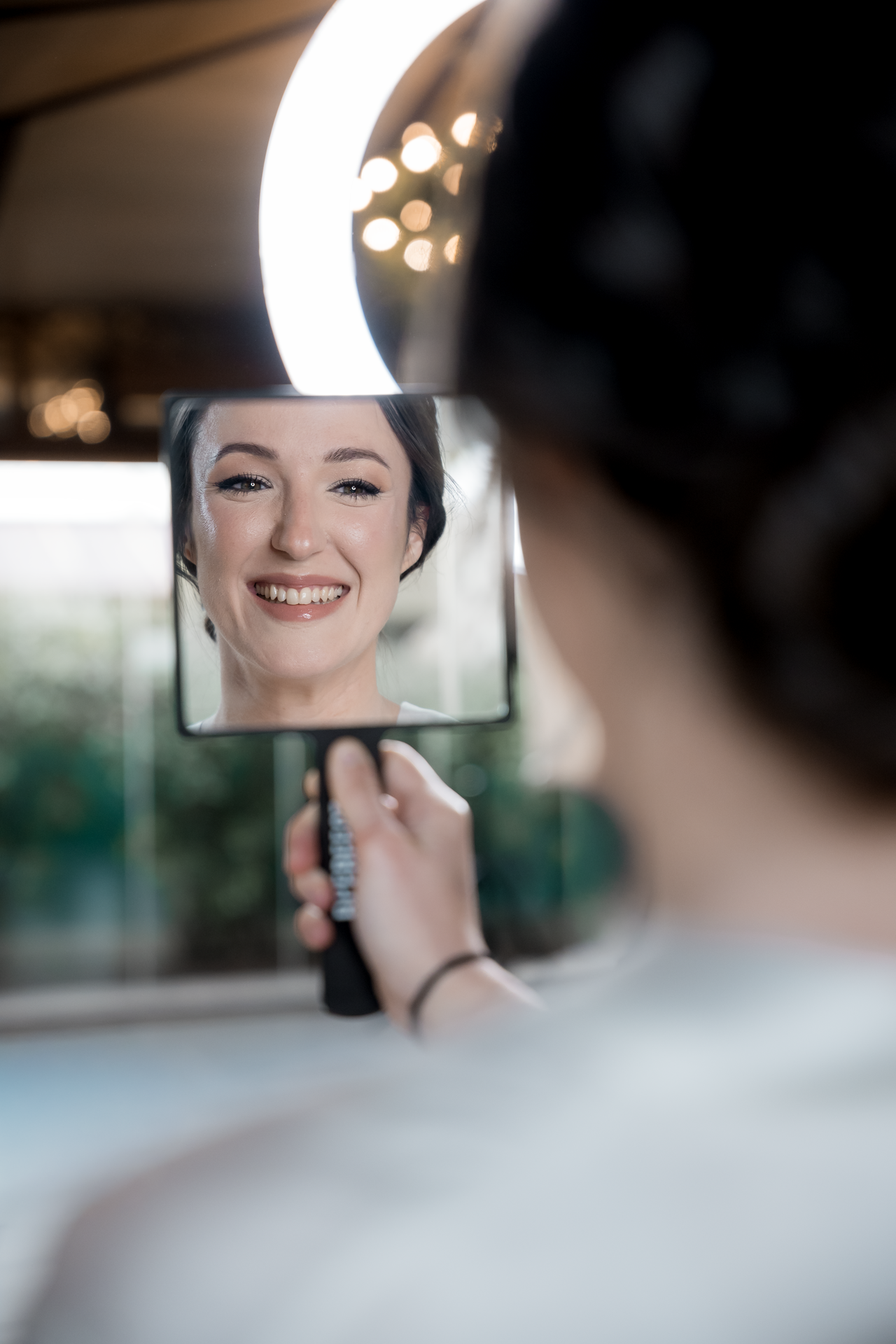 Prueba de maquillaje de novia frente al espejo