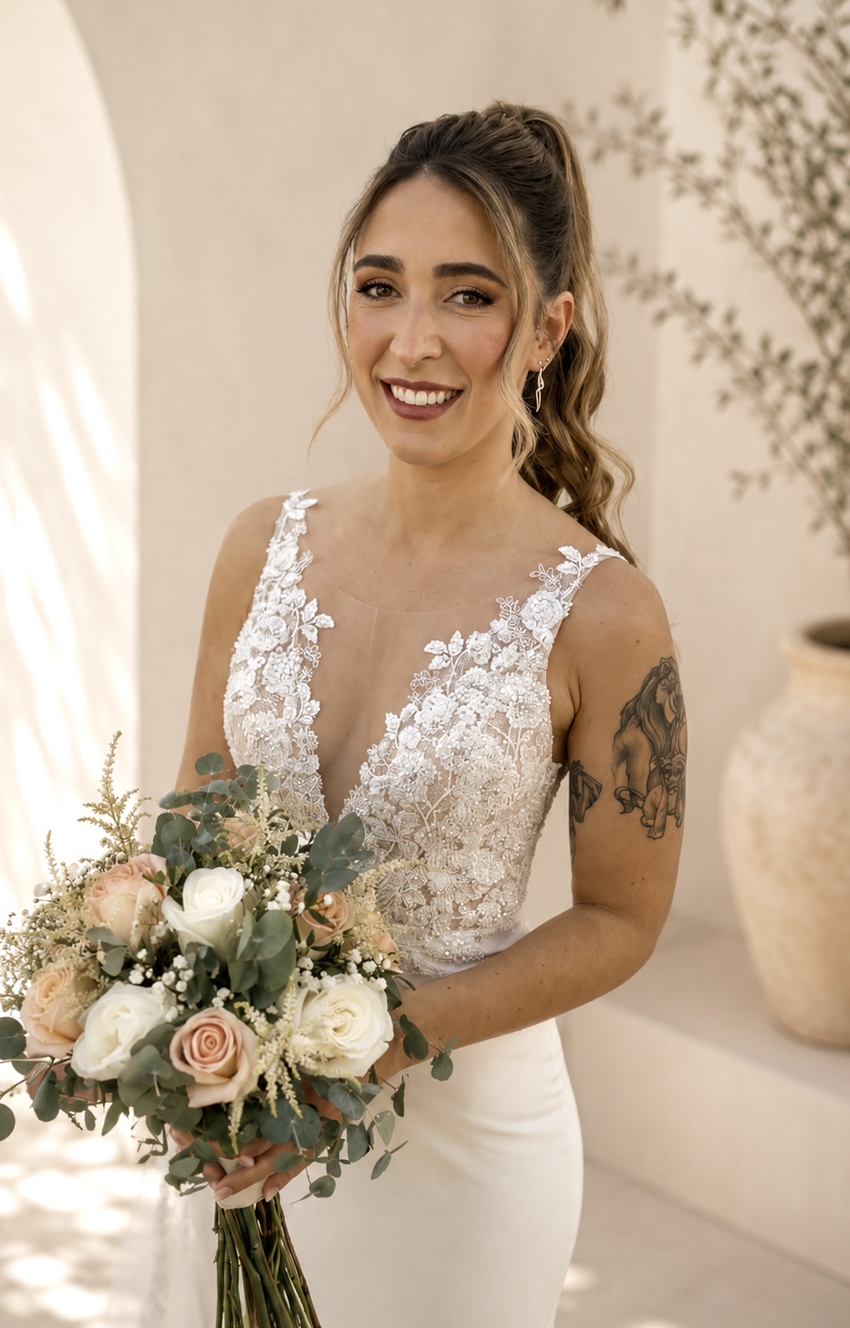 Novia con maquillaje luminoso y ramo de flores el día de su boda