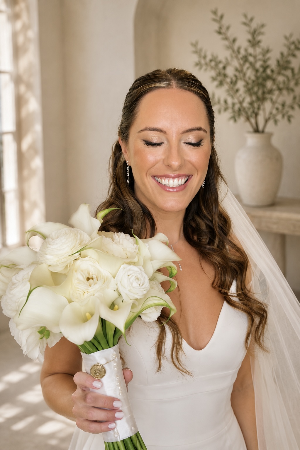 Novia con maquillaje natural y peinado romántico sosteniendo su ramo