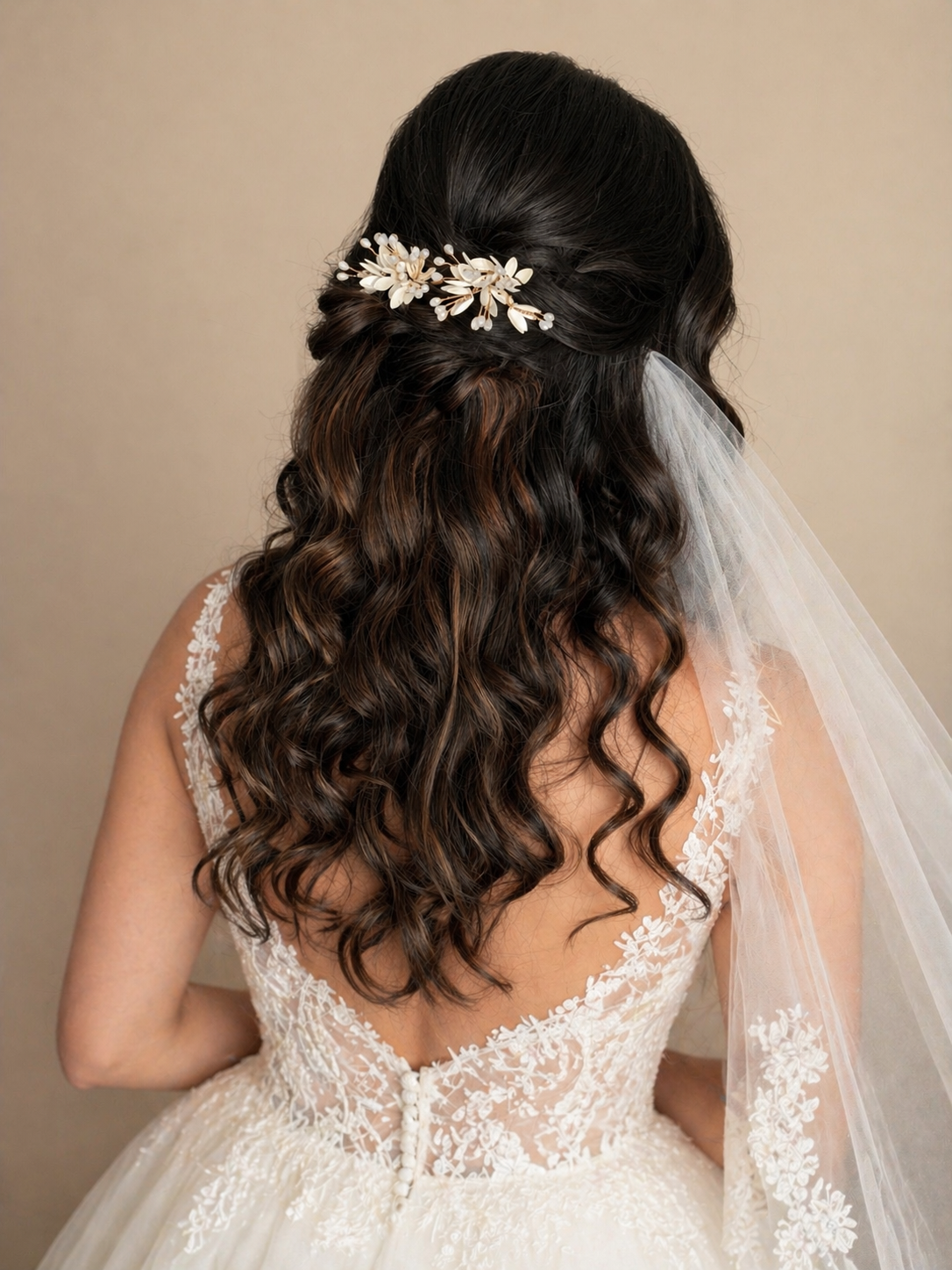 Peinado de novia con ondas largas y velo