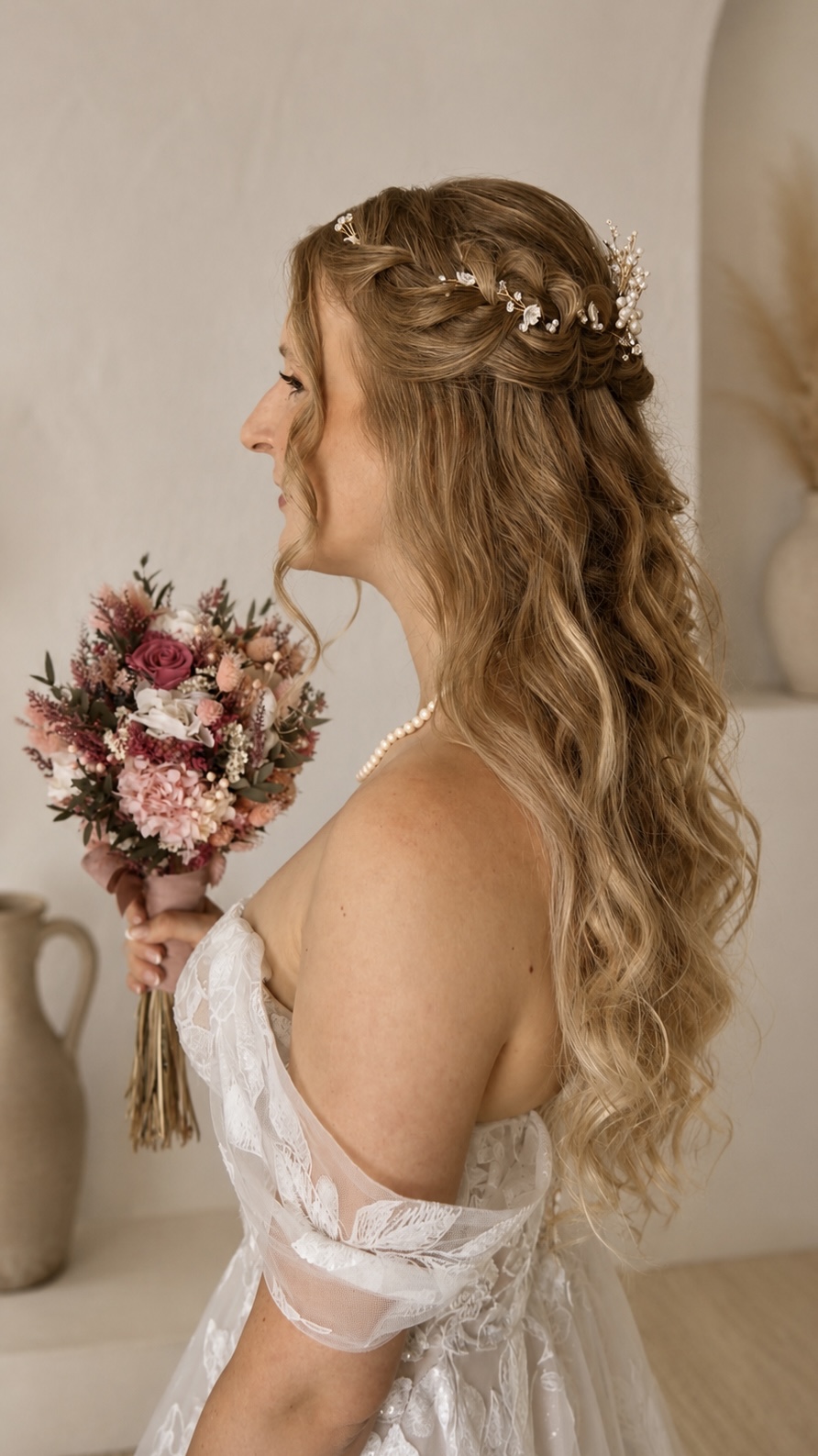Ondas largas con trenza lateral para novia