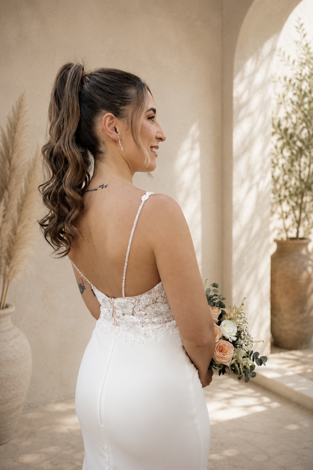 Coleta alta para novia con acabado elegante