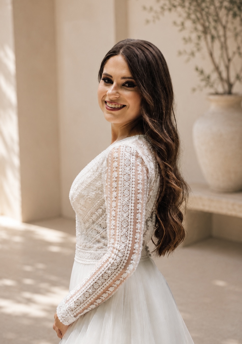 Peinado de novia con melena ondulada y detalle joya